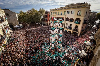 L’enxaneta coronant la primera de les tres aletes de l’històric 9 de 9 amb folre.