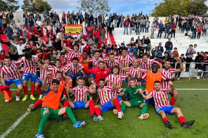 Els jugadors del Barbastre celebren el pas de ronda.