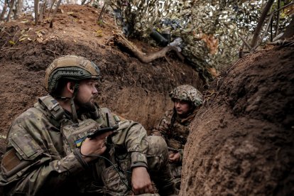 Soldats ucraïnesos parapetats en una trinxera al front de Zaporíjia.