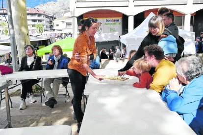 La Formatgeria l’Oliva va oferir un taller de mató en el marc de la Fira de Tots Sants d’Oliana.