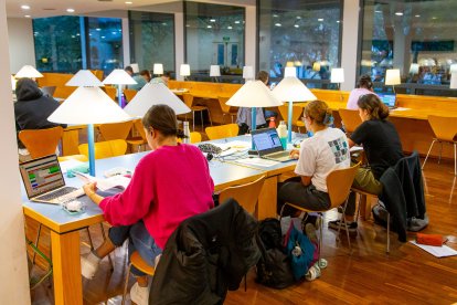 Alumnes estudiant dimarts passat a la biblioteca de la facultat de Medicina de la UdL.