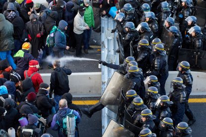 La Policia desallotja participants d’un tall a l’AP-7 convocat pel Tsunami Democràtic el 2019.