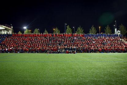 Imatge de tots els equips de l’Atlètic Segre i l’Atlètic Lleida, ahir durant la presentació, que va reunir 2.000 persones al Ramon Farrús.