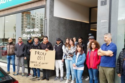 Usuaris, tècnics i voluntaris d’Arrels es van solidaritzar amb la víctima a l’avinguda Madrid.