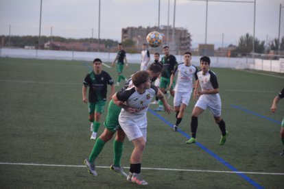 Un jugador del Borges lluita per una pilota aèria amb un rival.