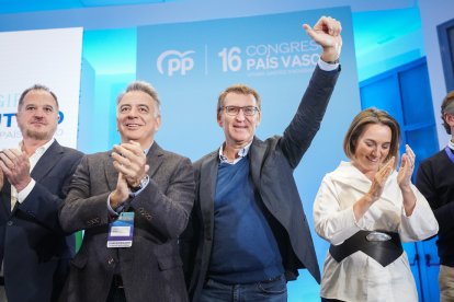 Feijóo al costat de l’expresident del PP basc, Carlos Iturgaiz, el nou president, Javier de Andrés, i la secretària general, Cuca Gamarra.