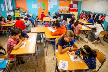 Apadrinament lector. En algunes escoles, com la Camps Elisis de Cappont, estudiants de cursos superiors ajuden amb la lectura els més petits, per parelles, en el projecte denominat Apadrinament Lector, que implica tot l’alumnat de primària (més  ...