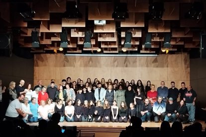 Foto de grup dels participants ahir a l’Espai Orfeó de Lleida del projecte ‘Reconnectem-nos’.