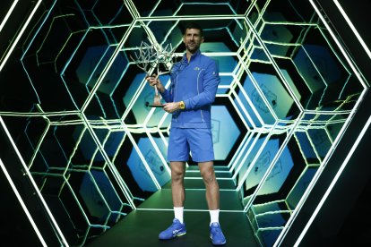 Djokovic venç Dimitrov i regna a París