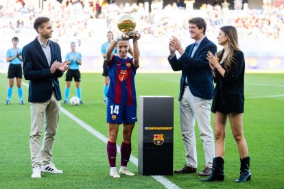 Aitana Bonmatí va oferir la Pilota d’Or a l’afició del Barça abans del partit contra el Sevilla.