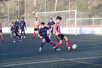 Un jugador de l’Atlètic Lleida prova de prendre el control de la pilota a un rival.