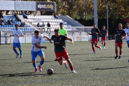 Jofre Graells intenta superar per velocitat un defensor del Prat, en una acció del partit d’ahir, que va acabar en empat a zero.