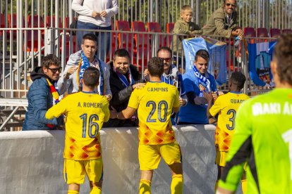 Els jugadors del Lleida saluden els aficionats que van viatjar fins Formentera.