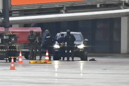 El moment de la detenció del sospitós a l’aeroport internacional d’Hamburg.