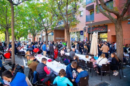 Multitud de persones van passar ahir pel bar Glass Glo per contribuir en la iniciativa solidària.