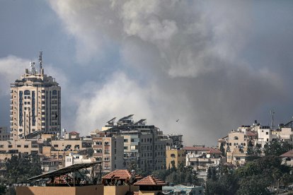 Explosions sobre Gaza, ahir, arran dels constants bombardejos israelians.