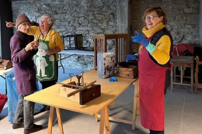 Algunes de les participants en el taller de restauració.