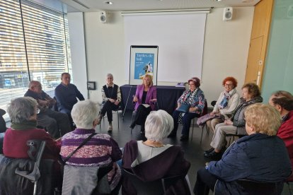 La regidora Anna Miranda va presentar ahir l’activitat a representants de diferents centres sèniors.