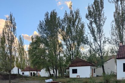 La zona de bungalous construïda a primers dels noranta i en desús des de fa anys.