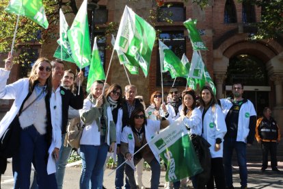 Professionals d’infermeria de Lleida, ahir a la manifestació.