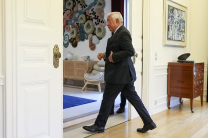 El socialista António Costa abandona la sala on va fer pública la dimissió com a primer ministre.