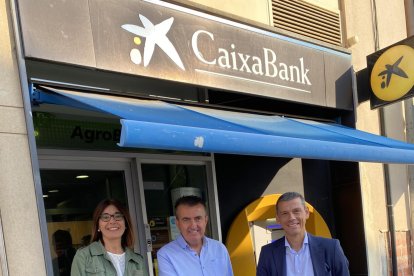 L’alcalde, Melcior Claramunt, amb responsables de l’entitat.