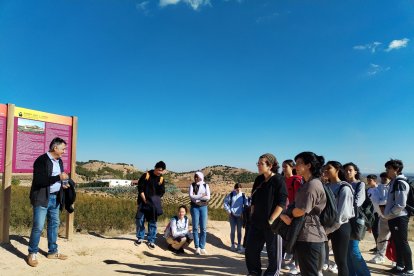 Gervasio Sánchez explica la ruta retratada per Robert Capa a Aitona als estudiants.