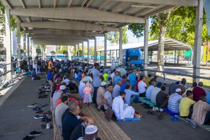 Musulmans de la comunitat Ibn Hazm resant recentment sota una marquesina de la Fira.