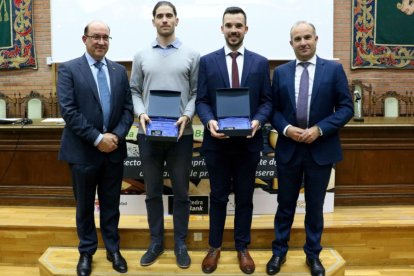 Els guanyadors, amb Antonio Ramos i Jesús López, d’AgroBank.