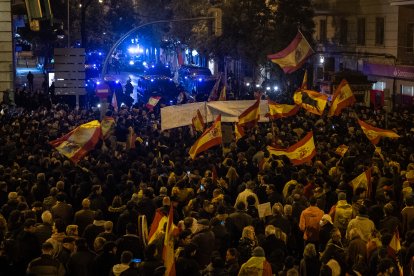 Les manifestacions davant de Ferraz van baixar ahir d’intensitat, però els ultres van tornar a guanyar protagonisme al copar les primeres files amb càntics feixistes.