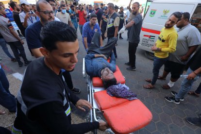 Diversos sanitaris traslladen un ferit després d’un atac israelià a Deir al-Balah, a la Franja de Gaza.