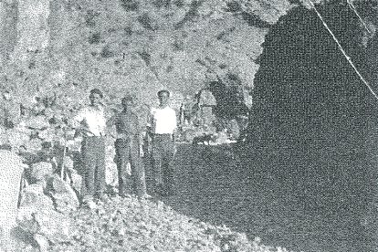 Imatge històrica de la construcció de la carretera del coll de Jou.