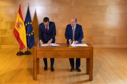 Pedro Sánchez i el president del PNB, Andoni Ortuzar, firmant ahir l’acord per a la investidura. - EUROPA PRESS