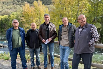 Representantes de la nueva asociación de pesca del Pirineo. - A.S.P.P.