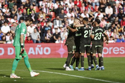 Els jugadors celebren un gol, davant la decepció de Dimitrievski.