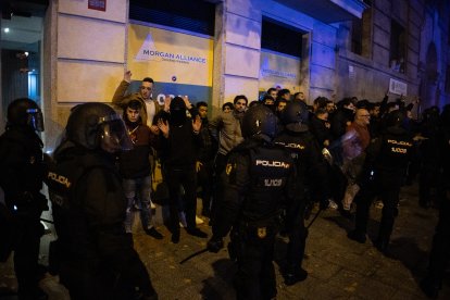 Diversos agents carreguen contra manifestants ahir durant la protesta a la seu del PSOE a Madrid.