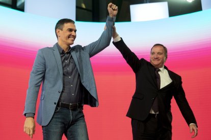 Pedro Sánchez amb el president dels Socialistes Europeus Stefan Löfven al congrés celebrat ahir a Màlaga.