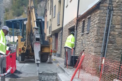 Imatge de les obres al carrer la Farga de Llavorsí.