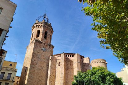 La façana de l’església, la torre i l’absis que s’han restaurat.