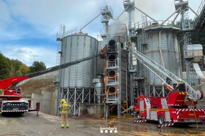 Els Bombers van treballar amb dos autoescales per apagar el foc.