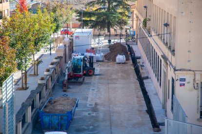 Obres al perímetre del Màrius Torres prèvies a la substitució de la coberta.