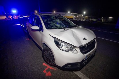 Estat en el qual va quedar el turisme que va atropellar la dona divendres a la nit.