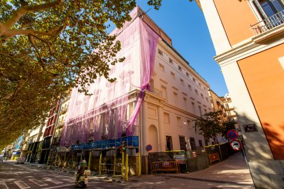 L’edifici a la rambla Ferran, en la recta final de la rehabilitació.