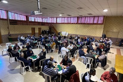 Més de 100 aficionats a la botifarra acudeixen al campionat de Torre-serona