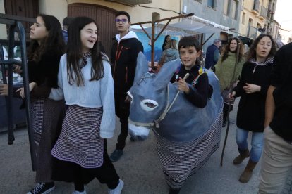 La cercavila de Salàs dedicada a ressaltar l’important paper de les mules en l’agricultura.