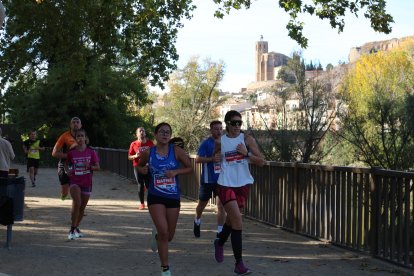 Alguns dels participants, amb l’església de Santa Maria al fons.