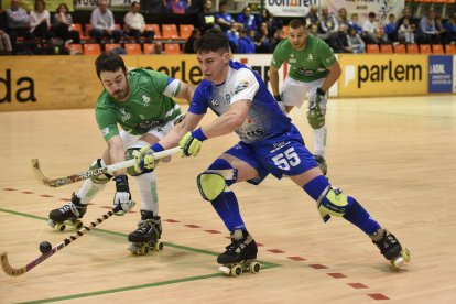 Nico Ojeda intenta controlar una bola davant la pressió del capità del Liceo, Dava Torres.