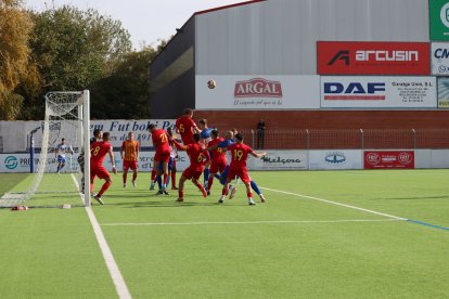 Adri Fernández intenta fer-se un espai entre la defensa rival a la frontal de l’àrea.