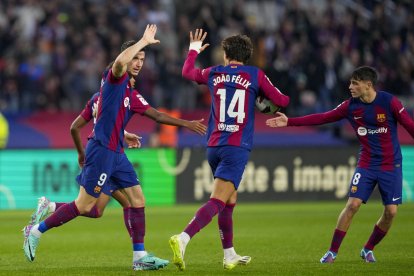 Lewandowski celebra amb Joao Félix i Pedri un dels dos gols amb què ahir va donar la victòria al Barcelona.