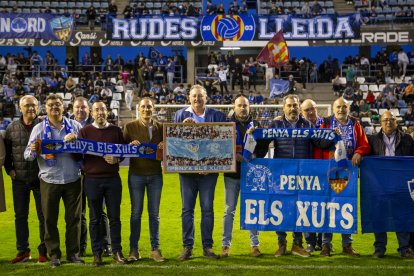 El club va homenatjar la històrica Penya Els Xuts durant el descans del partit.